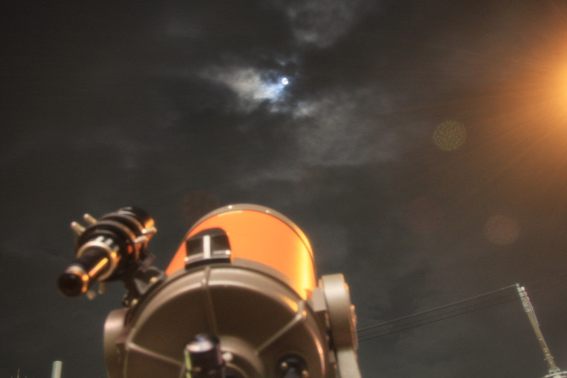 恥ずかしがり屋の月が時折姿を見せます。