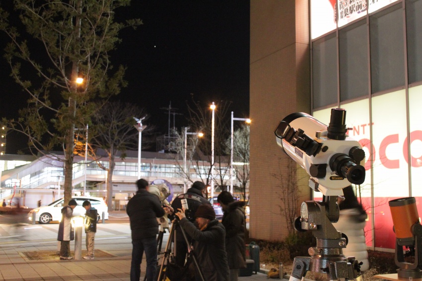 右の望遠鏡が見ているのは「木星」。消えてしまった縞がずいぶん見えてきました。