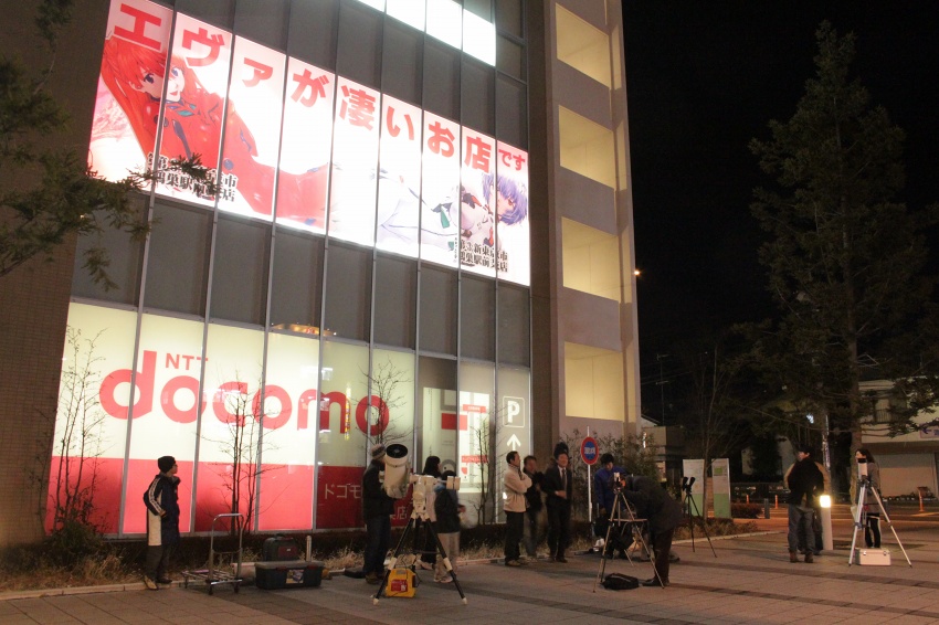 「凄いお店」の前でやってます。