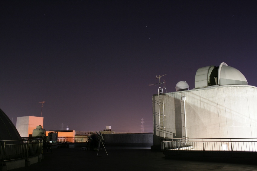 屋上の様子。右のドームの中にニコン１５センチ屈折望遠鏡があります。