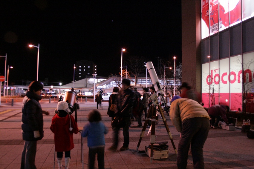 ちっちゃいお客さんもしっかり望遠鏡を覗いていってくれました＾＾