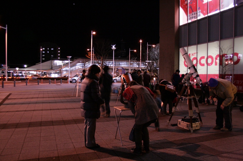 たくさんのお客さんが立ち止まって覗いていってくれました。ありがと♪