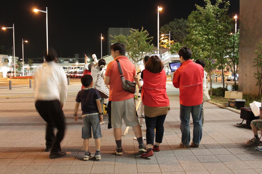 みんな並んで何見ているの？