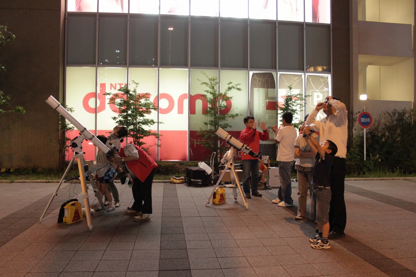 お客さんは通りすがりの方や、このご家族のように時間をとって来てくださる方もいます。