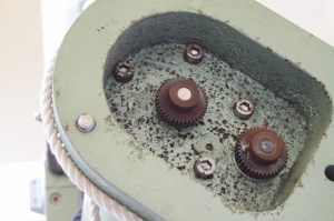 中間ギアが外れたクランプ機構