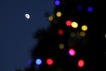 こちらは、大宮で撮影した月とクリスマスツリー