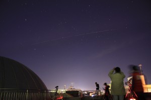 西から北の空へ進むISS