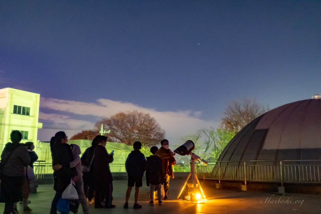 西の空の土星を観測中